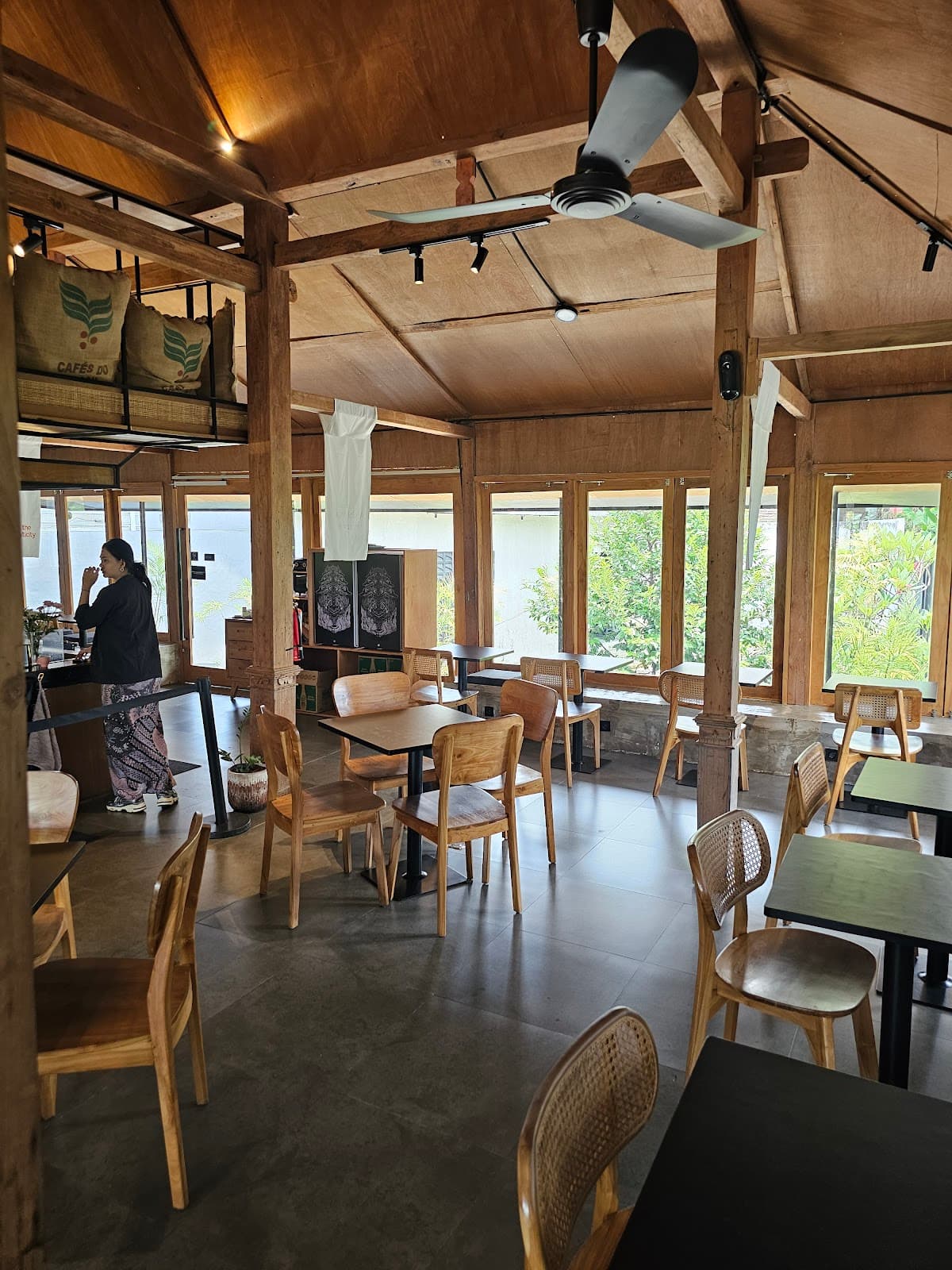 Hyang Cafe & Local Finest 3