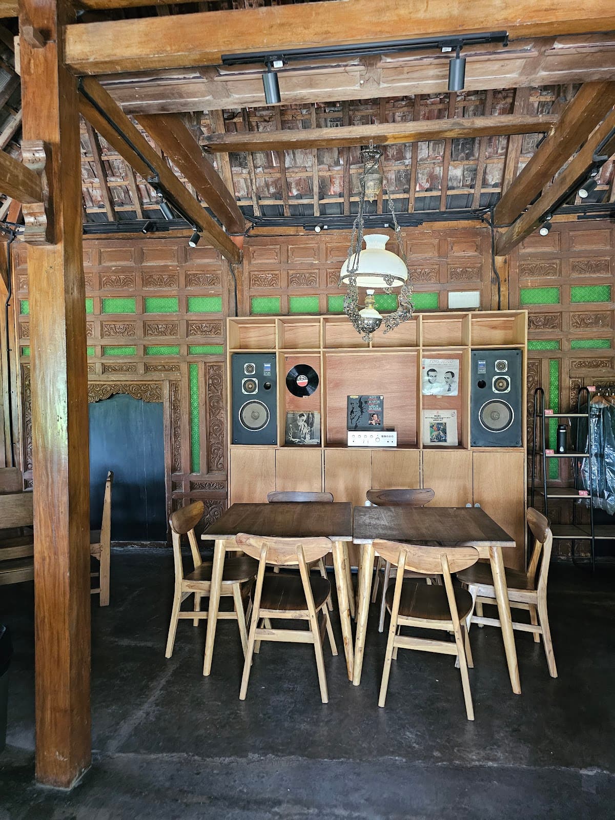 Hyang Cafe & Local Finest 4